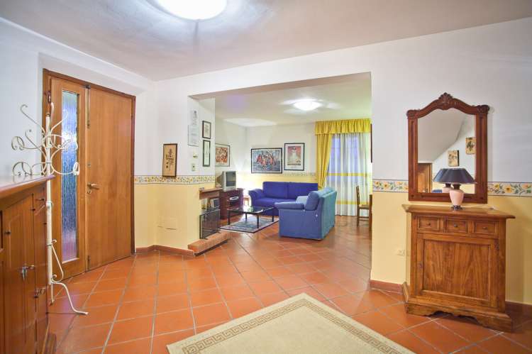 Bildet viser stue med sofaer i ferieleilighet i landsby ved Pisa i Toscana.