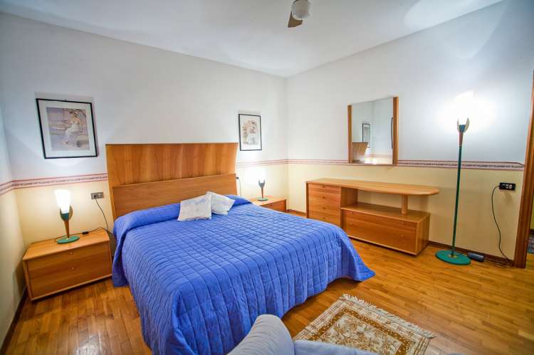 Bildet viser soverom i familievennlig feriebolig i landsby nært Pisa i Italia.