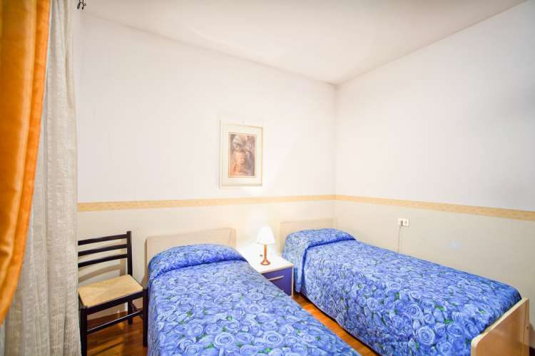 Bildet viser soverom i feriehus med basseng i landsby i Toscana.