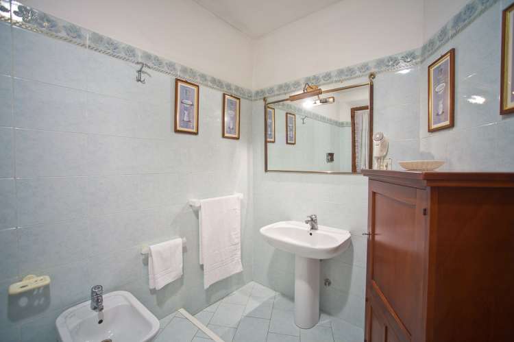 Bildet viser bad i familievennlig ferieleilighet i landsby i Toscana.