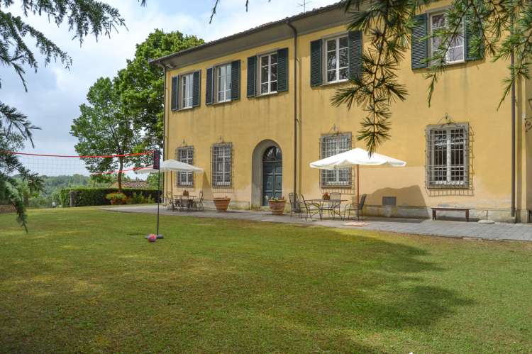 Bildet viser hage utenfor feriehus for storfamilien ved Pisa i Italia.