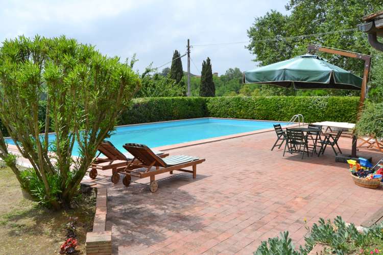 Bildet viser basseng i feriehus ved Pisa i Toscana.