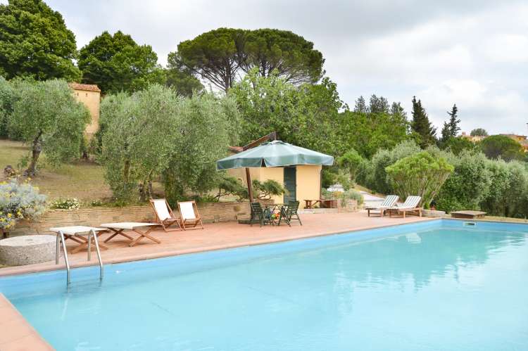 Bildet viser basseng med utsikt i feriehus ved Pisa i Italia.