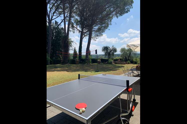 Bildet viser bordtennisbord i feriehus for stor familie ved Pisa i Toscana.