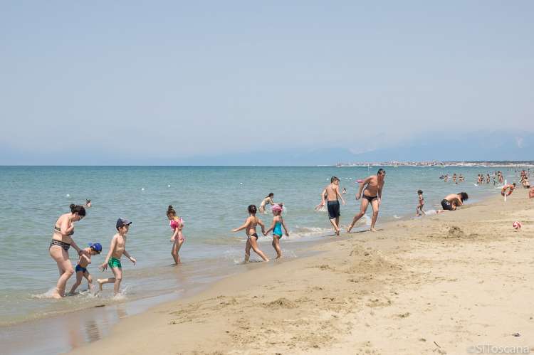 Bildet viser sandstrand ved kysten nært Pisa i Toscana.