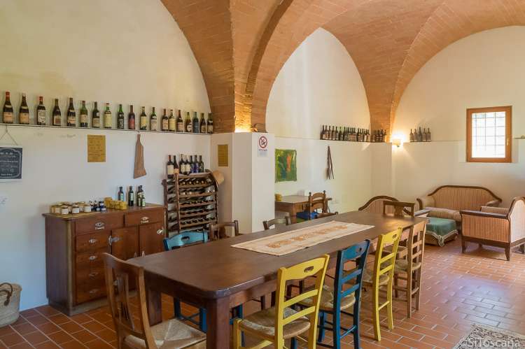 Bildet viser frokostrom på familievennlig feriebosted i Toscana.