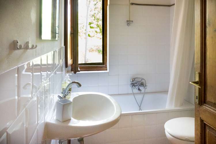 Bildet viser bad i feriebolig på gård med frokost nært Pisa.