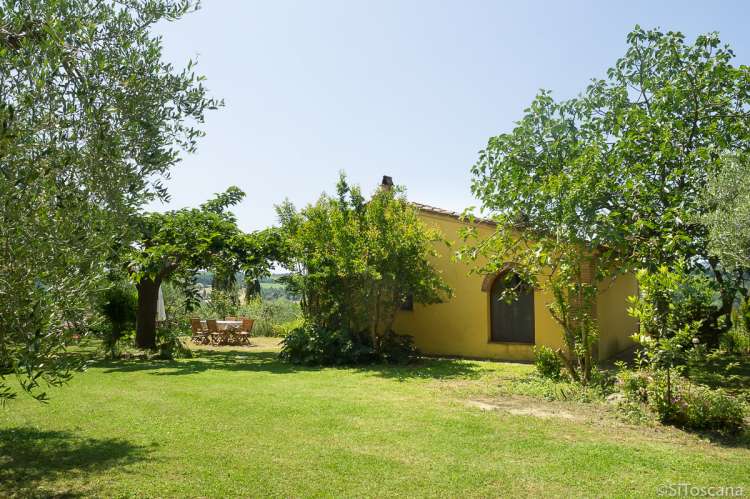 Bildet viser feriehus med utsikt på gård i Toscana.