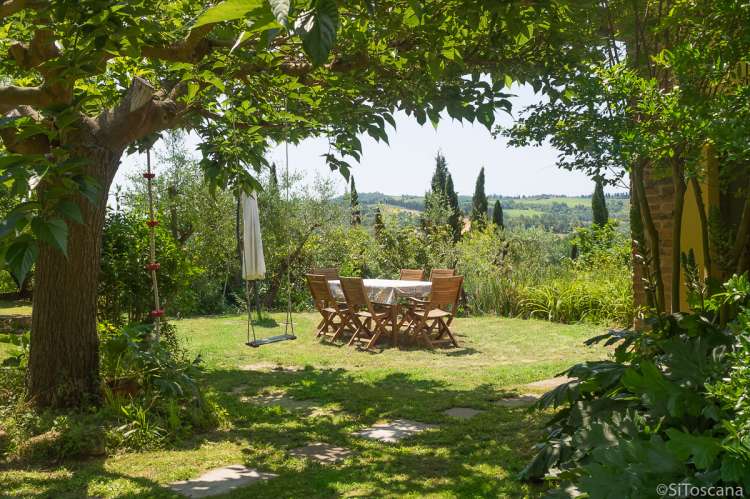 Bildet viser hage med langbord på familievennlig gård i Toscana.