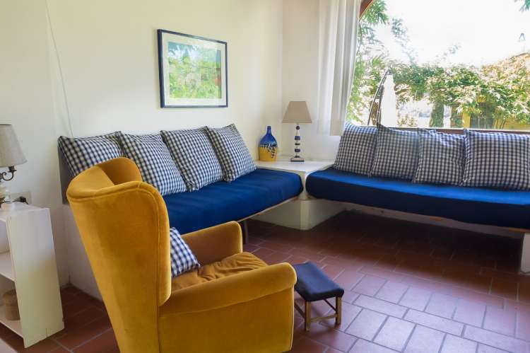 Bildet viser stue i feriehus på barnevennlig gård med dyr nært Pisa og Firenze.