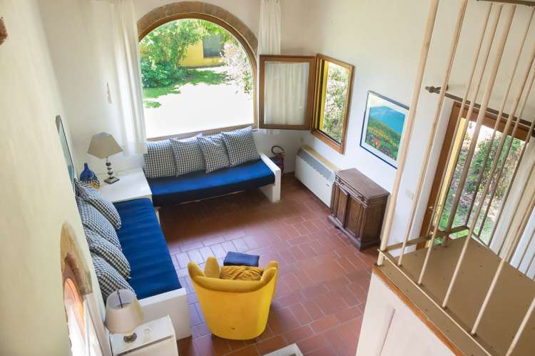 Bildet viser oppholdsrom i feriehus på gård med matservering nært Pisa i Italia.