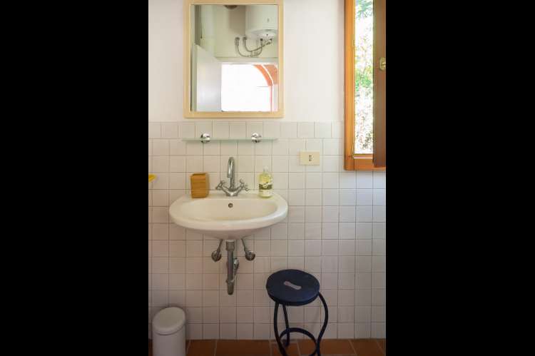 Bildet viser bad i feriehus med basseng på gård i Toscana.