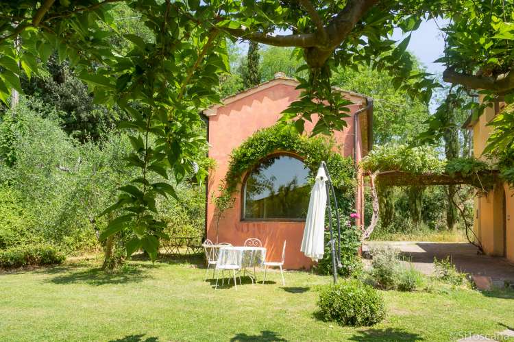 Bildet viser steinhus med ferieleilighet på gård med basseng og frokost i Toscana.