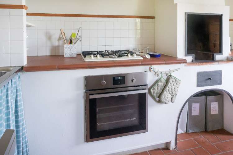 Bildet viser kjøkken med utsikt i feriehus på økologisk gård i Toscana.