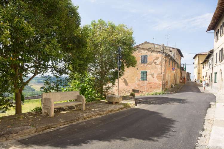 Bildet viser gate i middelalderlandsby ved Pisa og Firenze.