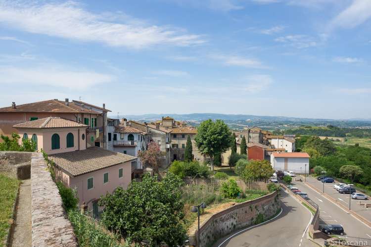 Bildet viser middelalderlandsby på en høyde nært Pisa i Toscana.