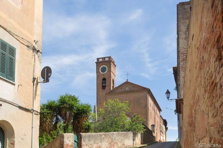 Bildet viser kirke i landsby i Toscana.