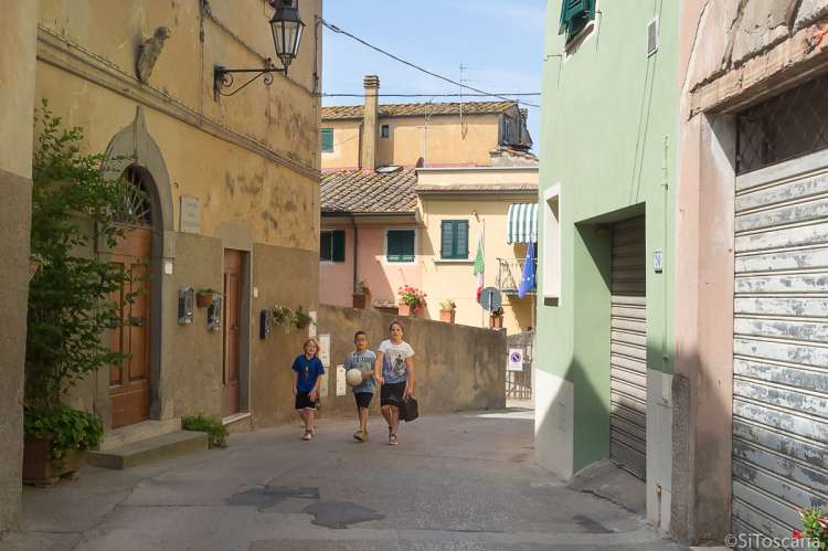 Bildet viser gate i toskansk landsby.