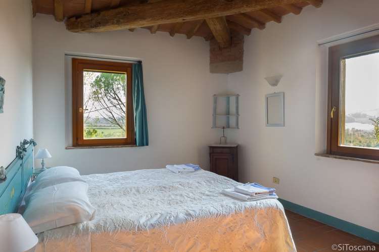 Bildet viser soverom i stor feriebolig på barnevennlig gård nært Pisa.