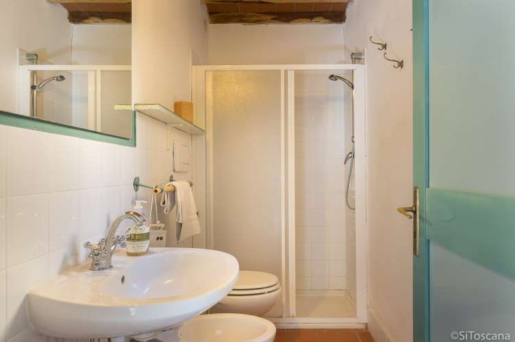 Bildet viser bad i feriebolig på stor gård med dyr nært Pisa i Italia.