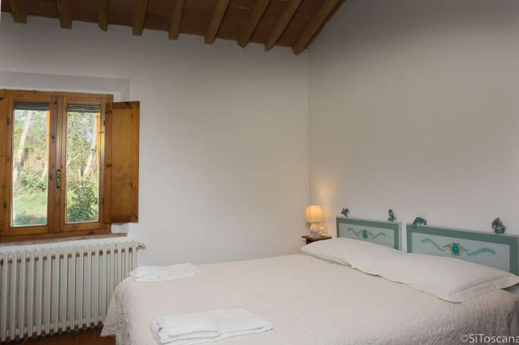 Bildet viser soverom i ferieleilighet for barnefamilier på gård i Toscana.