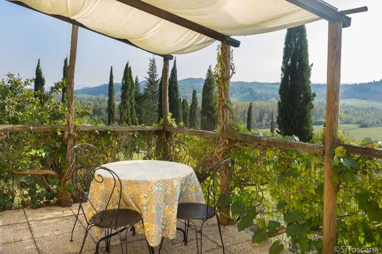 Bildet viser terrasse med utsikt på familievennlig gård nært Pisa i Italia.