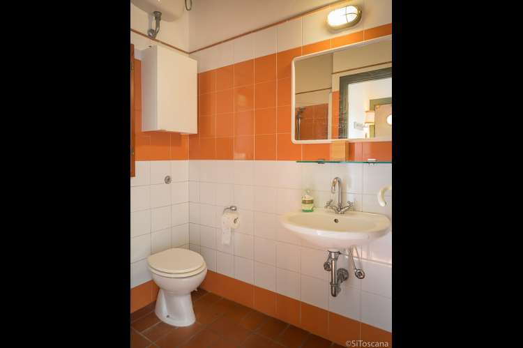 Bildet viser bad i feriebolig på gård med basseng i Toscana.