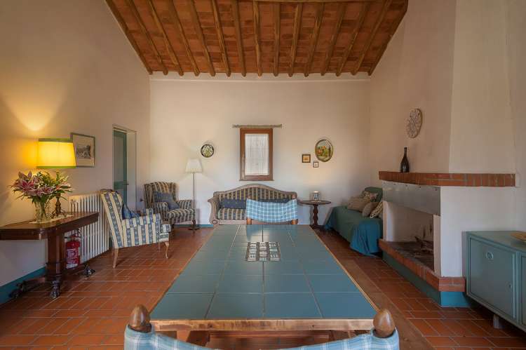 Bildet viser stor stue i feriebolig på gård nært Pisa i Italia.