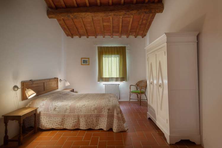 Bildet viser soverom i toskansk steinhus på feriebosted nært Pisa og Firenze.