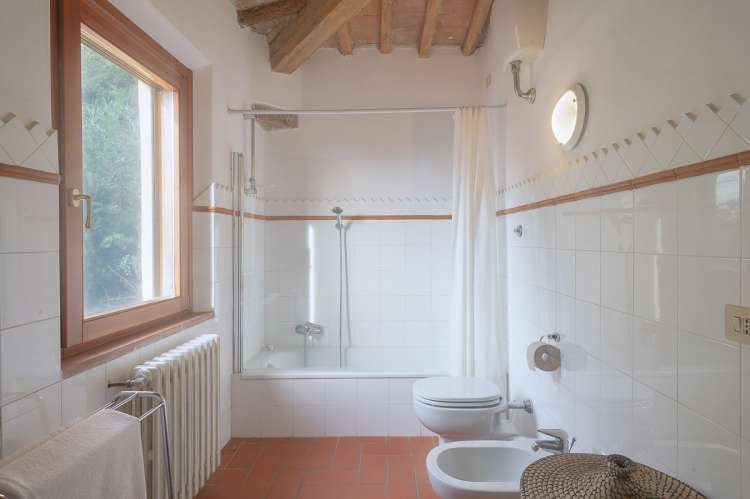 Bildet viser bad i feriebolig på barnevennlig gård nært Pisa.