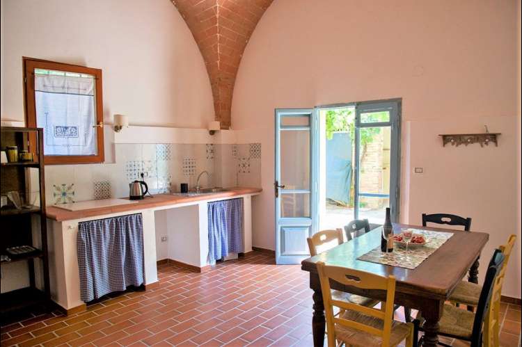 Bildet viser oppholdsrom med kjøkken i ferihus på gård i Toscana.