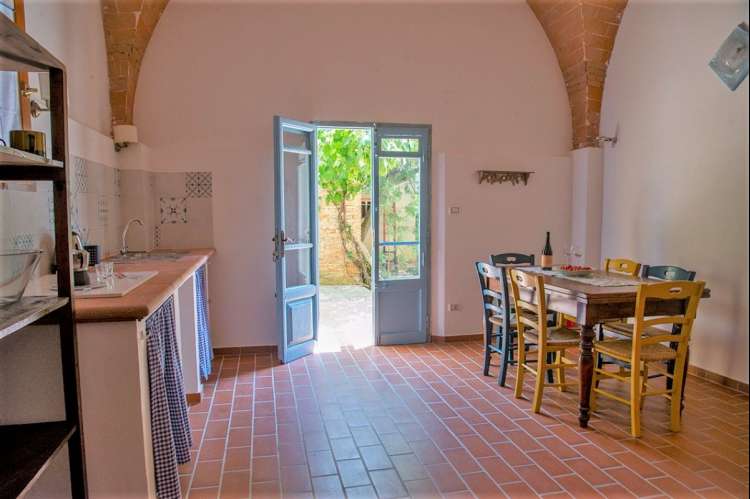 Bildet viser stort oppholdsrom på feriebosted ved Pisa.