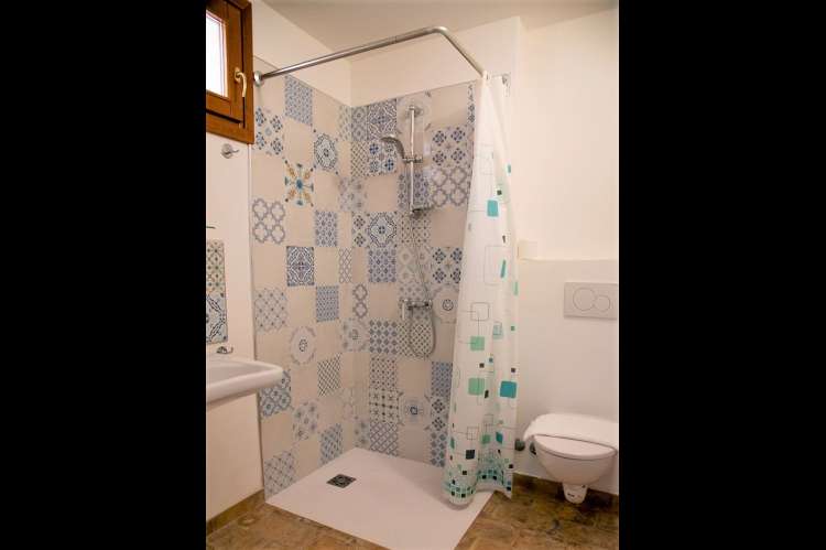 Bildet viser bad i feriebolig på agriturismo ved Pisa.