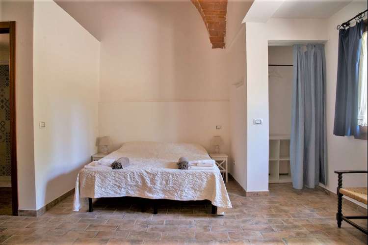 Bildet viser soverom på olivengård i Italia.