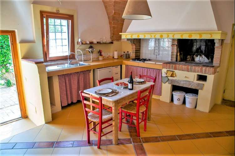 Bildet viser toskansk kjøkken på feriebosted i Toscana.
