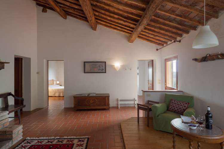 Bildet viser stor stue i feriebolig på gård med basseng nært Pisa.