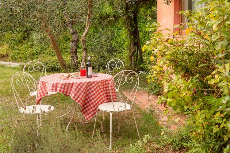 Bildet viser toskansk hage på gårdsferie i Toscana.