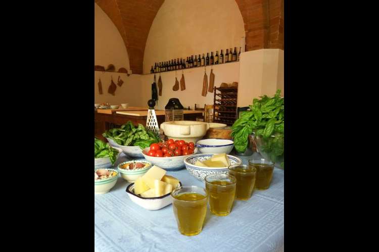 Bildet viser matvarer til bruk på matkurs på gårdsferie i Toscana.