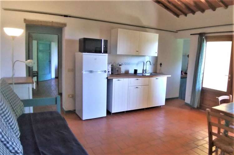 Bildet viser kjøkken i feriehus på olivengård i Toscana.