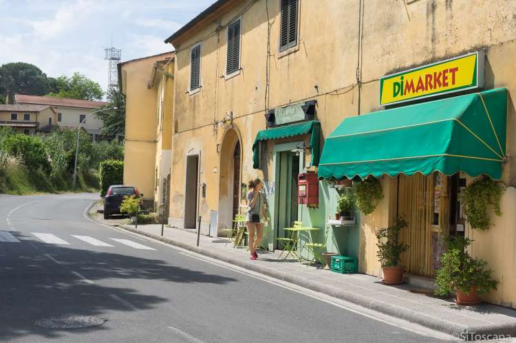 Bildet viser bar og matbutikk langs veien til Artemisia ved Pisa.