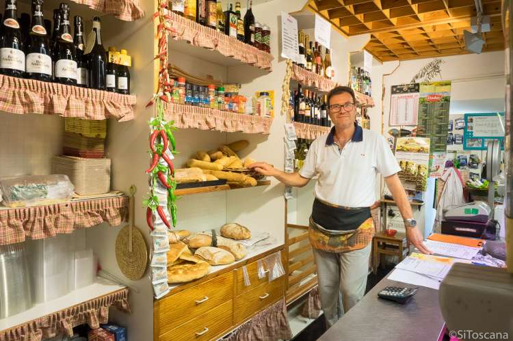 Bildet viser en toskansk matbutikk ved Pisa.