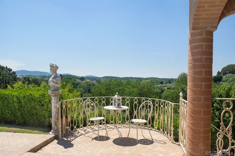 Bildet viser bord og stoler med utsikt fra Artemisia i Toscana.