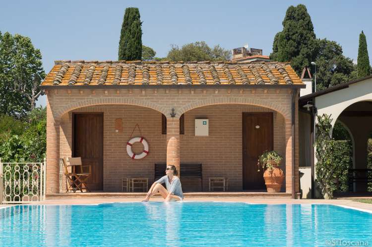 Bildet viser basseng og badehus på olivengård ved Pisa.