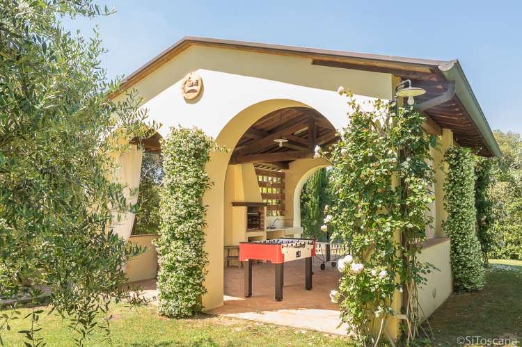 Bildet viser lite hus med rosebusker på feriebosted i Toscana.