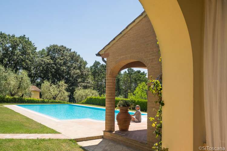 Bildet viser basseng og utsikt på olivengården Artemisia i Toscana.