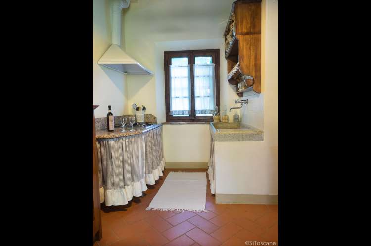 Bildet viser toskansk kjøkken i ferieleilighet på olivengård.