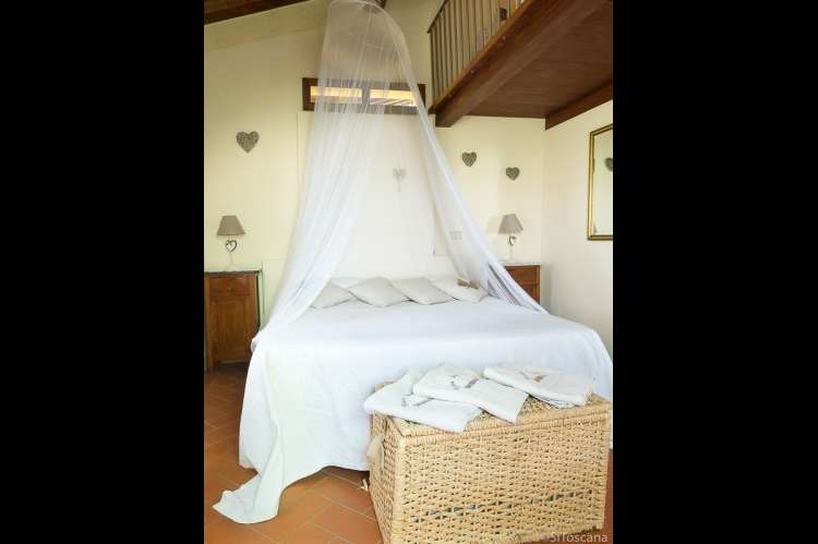Bildet viser himmelseng i ferieleiligheten Rosa på Artemisia i Toscana.