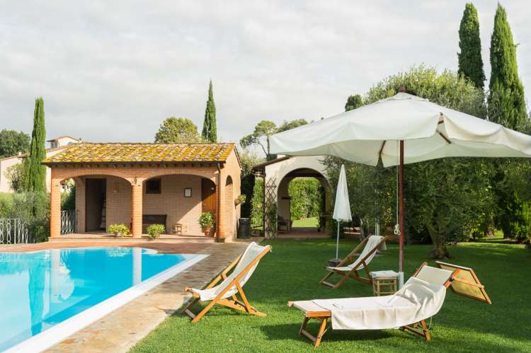 Solseng ved bassengkanten på feriebolig i Toscana. Foto.
