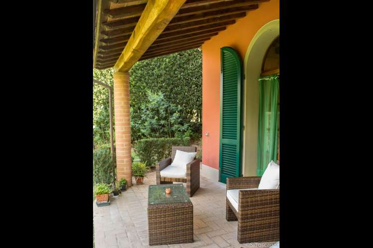 Ferieleiligheten Marrone har egen terrasse like utenfor døra. Foto.