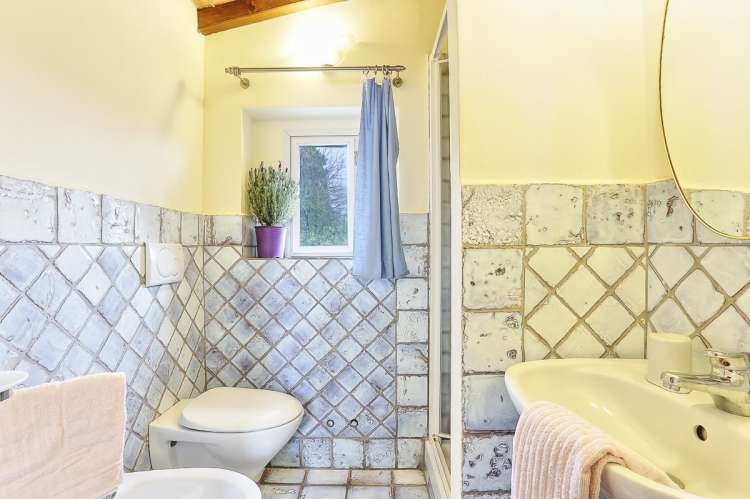 Bildet viser bad i ferieleilighet nært Firenze i Italia.